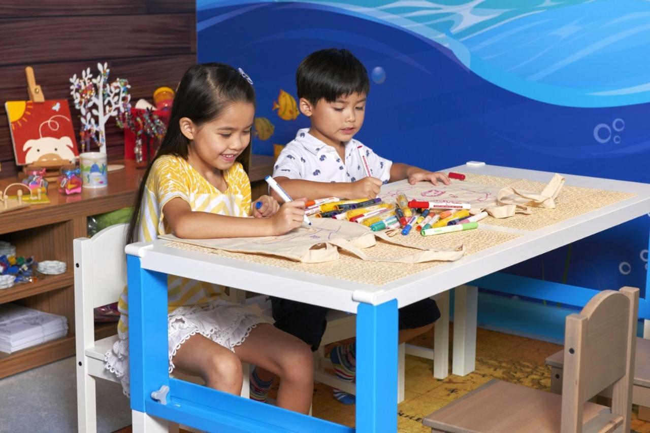 Hong Kong Gold Coast Hotel Dış mekan fotoğraf Children playing with toys