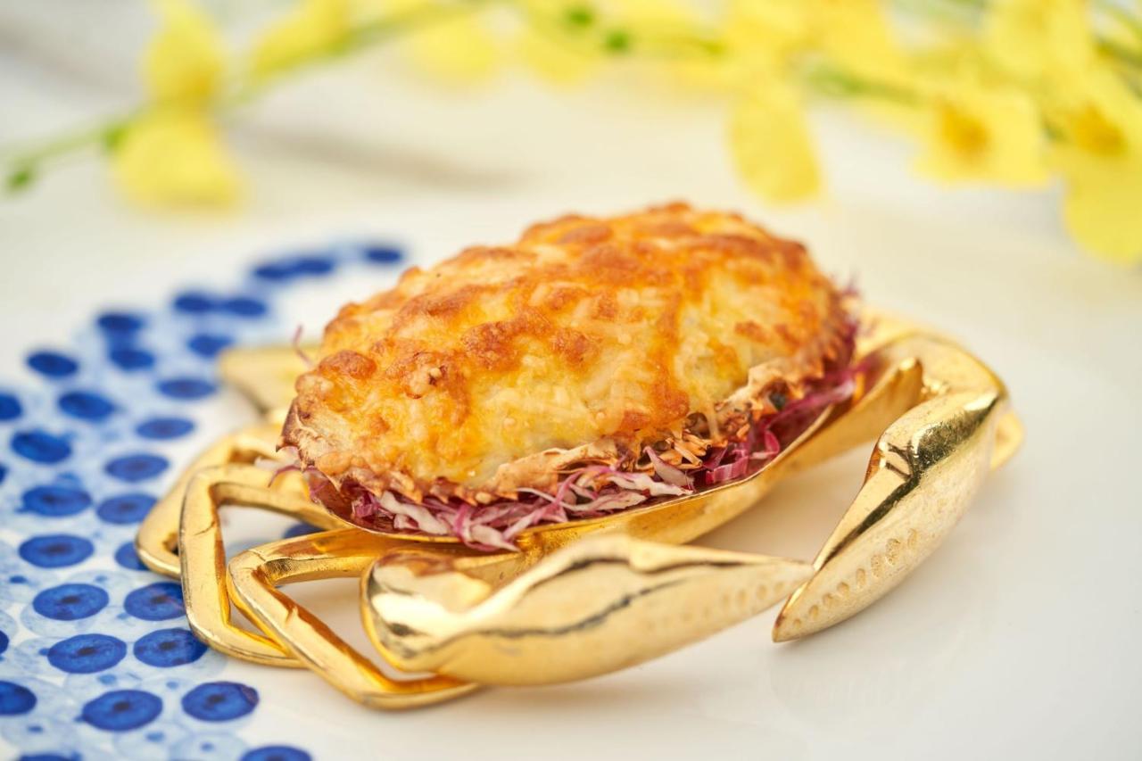 Hong Kong Gold Coast Hotel Dış mekan fotoğraf A crab-shaped crab cake