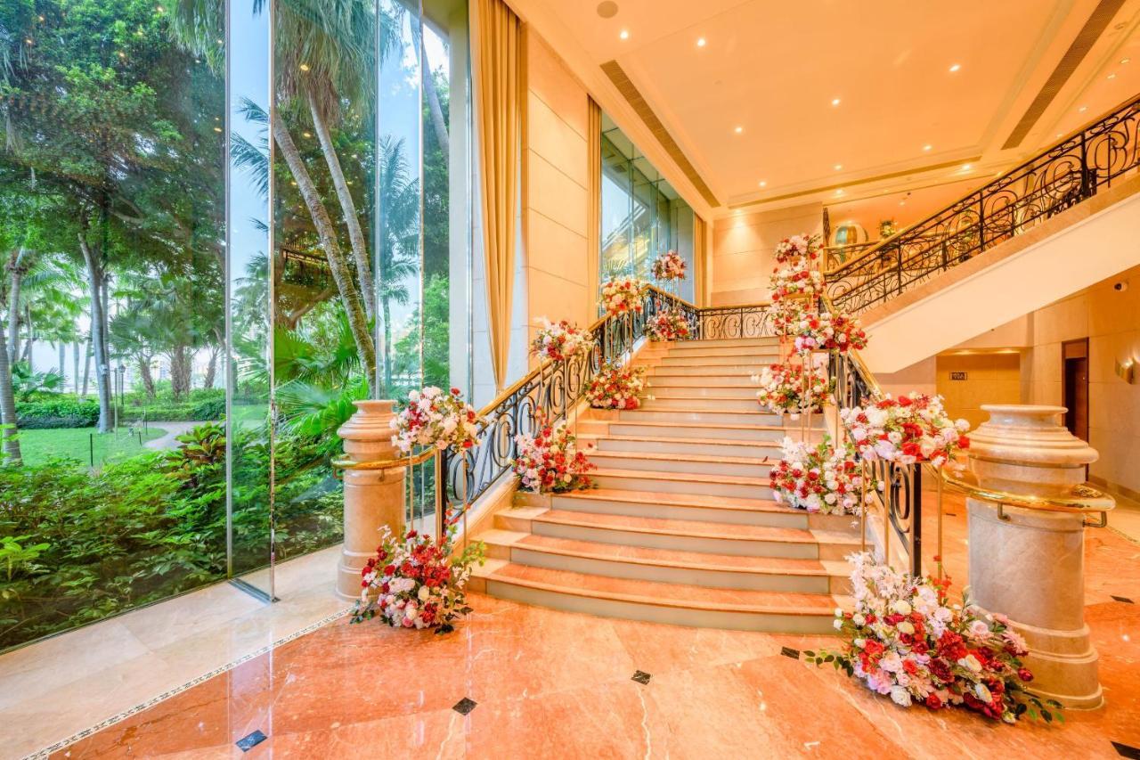 Hong Kong Gold Coast Hotel Dış mekan fotoğraf The staircase at the lobby