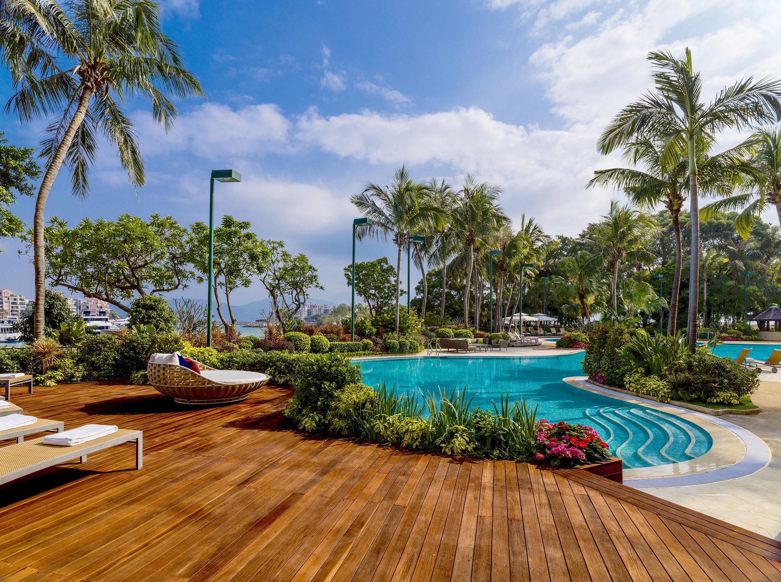 Hong Kong Gold Coast Hotel Dış mekan fotoğraf The pool at the InterContinental Changi