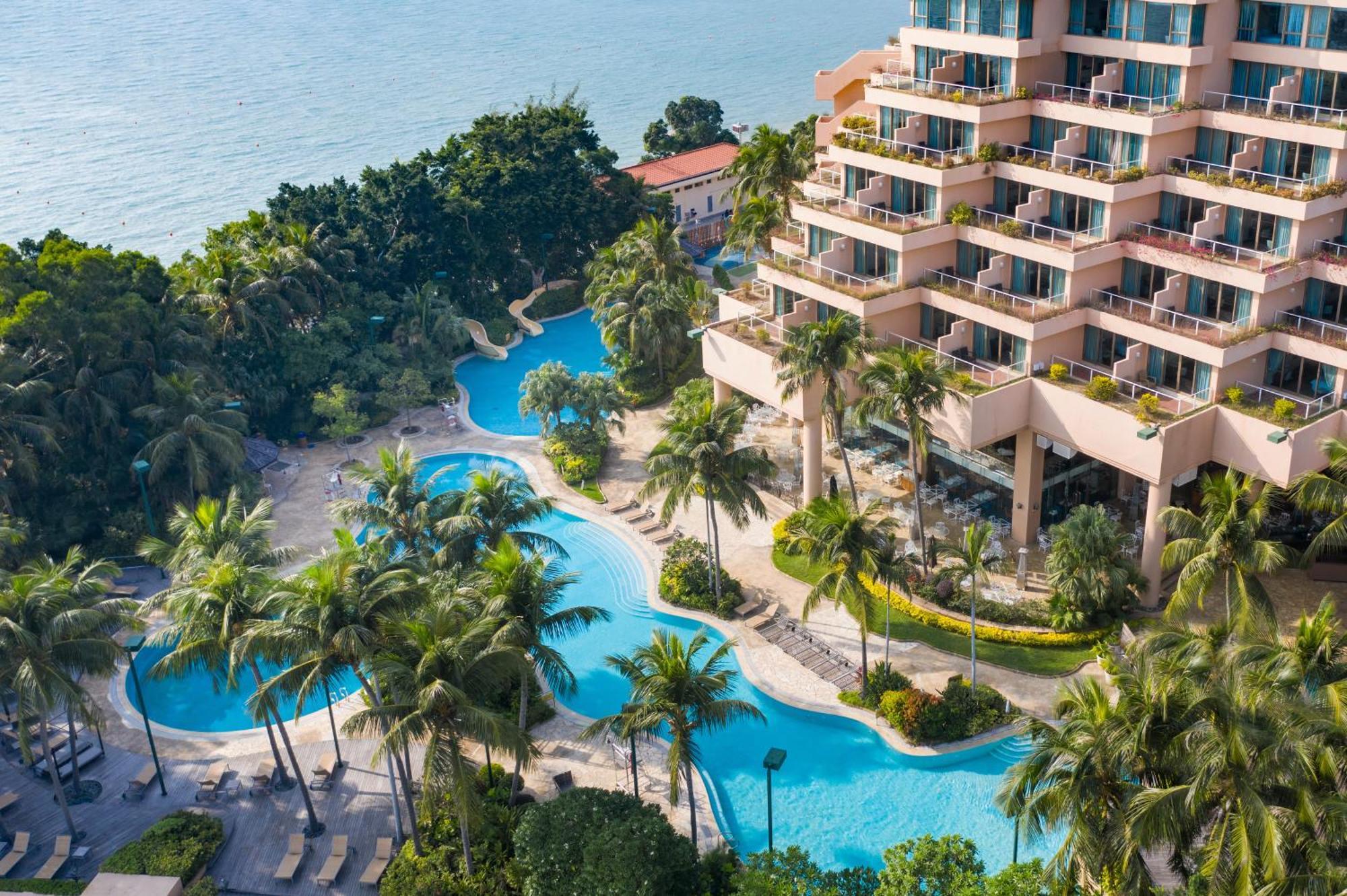Hong Kong Gold Coast Hotel Dış mekan fotoğraf The swimming pool at Shangri-La Tanjung Rhu