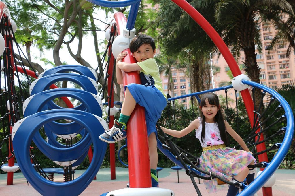 Hong Kong Gold Coast Hotel Dış mekan fotoğraf Children playing on a climbing frame