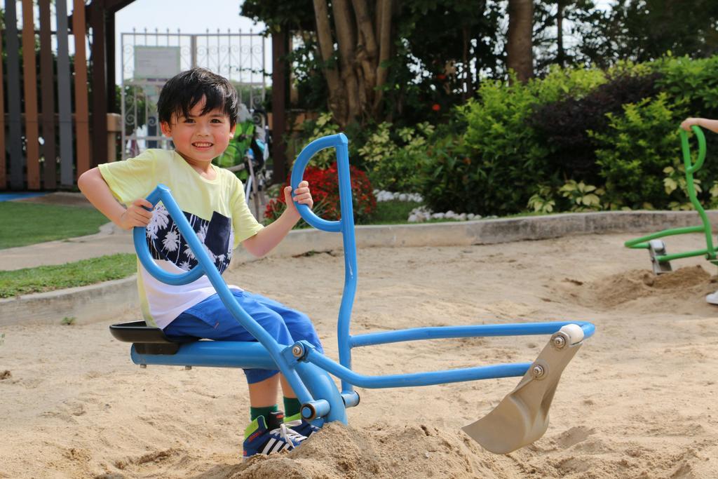 Hong Kong Gold Coast Hotel Dış mekan fotoğraf A child playing with a sandbox digger